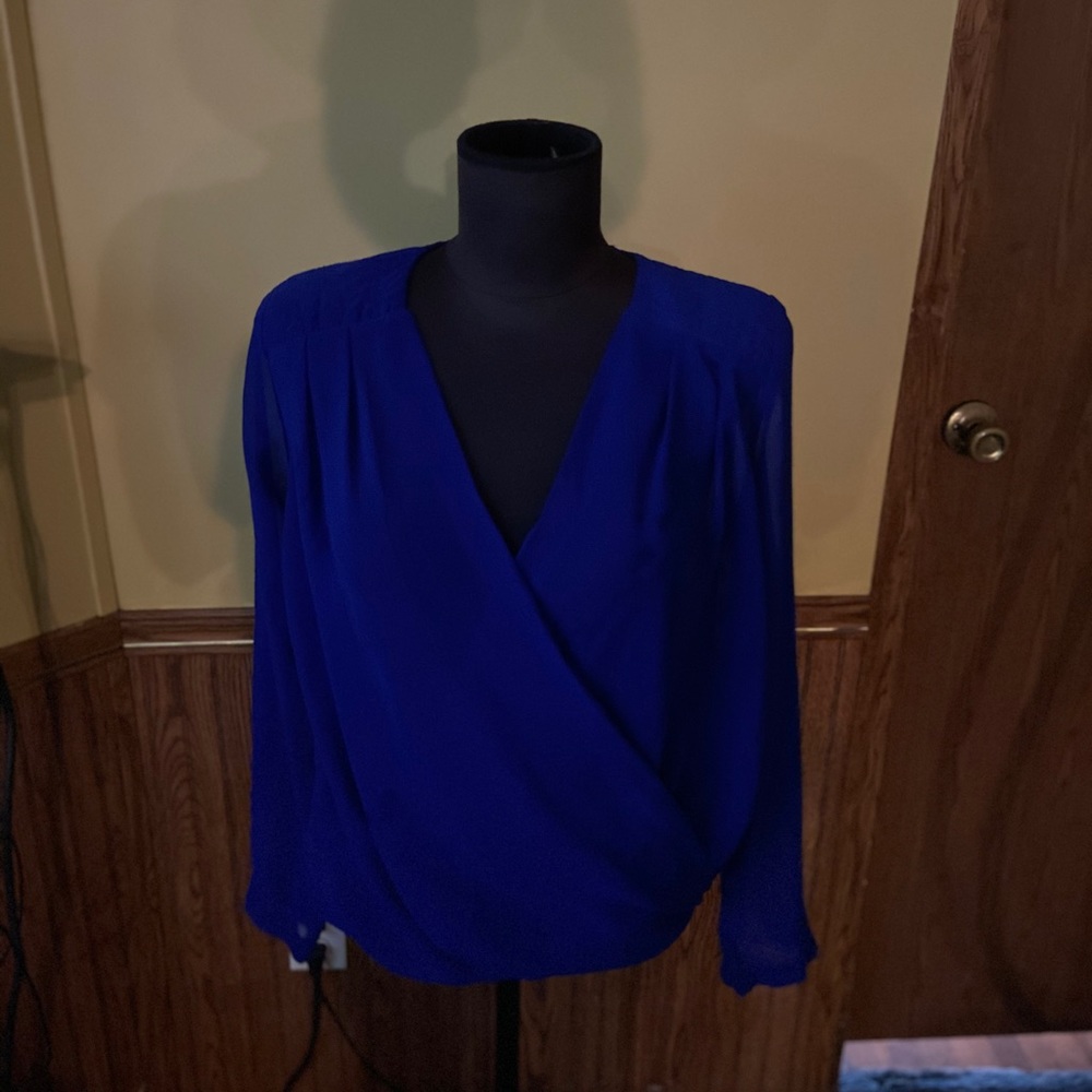 A thin long sleeves royal blue shirt
